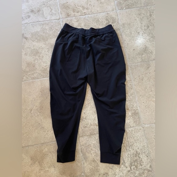 $99 ATHLETA Black ATTITUDE Pants Ruched Joggers Leggings Sz 12 - Picture 6 of 10